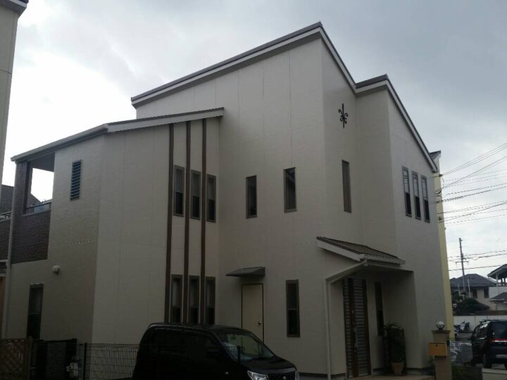 神戸市須磨区 外壁塗装 – 兵庫県神戸市須磨区の窓の間にあるラインがお洒落なＫ様邸